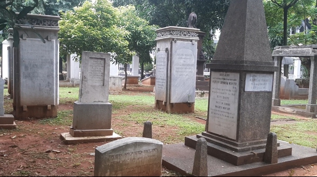 Batu Nisan Vertikal, Museum Taman Prasasti.