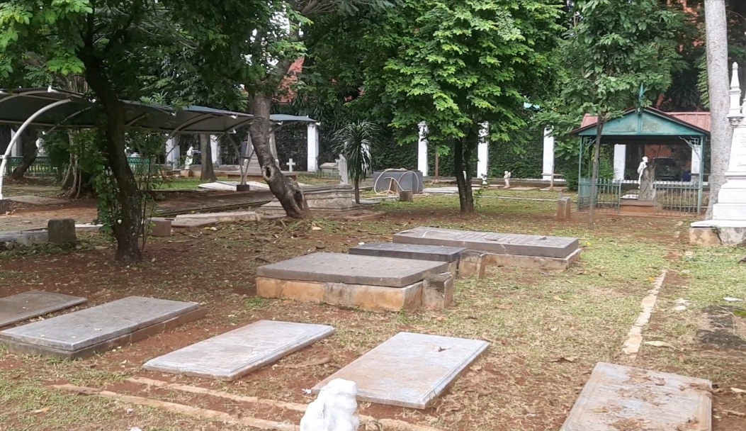 Nisan Di Atas Permukaan Tanah
